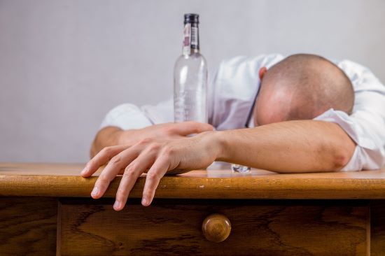Van kiút az alkoholbetegségből a Felépülők segítségével